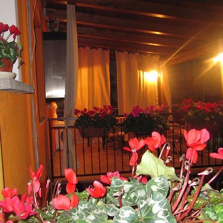 Montagne Rocciose Bed & Breakfast Frascineto Екстериор снимка