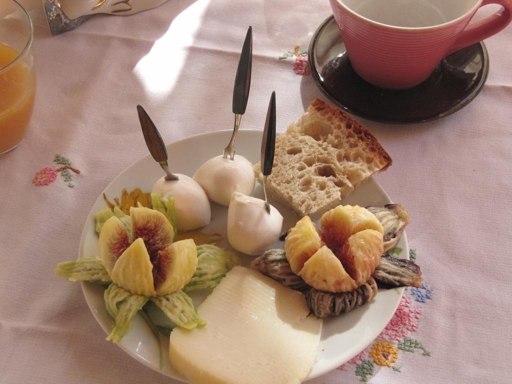 Montagne Rocciose Bed & Breakfast Frascineto Екстериор снимка