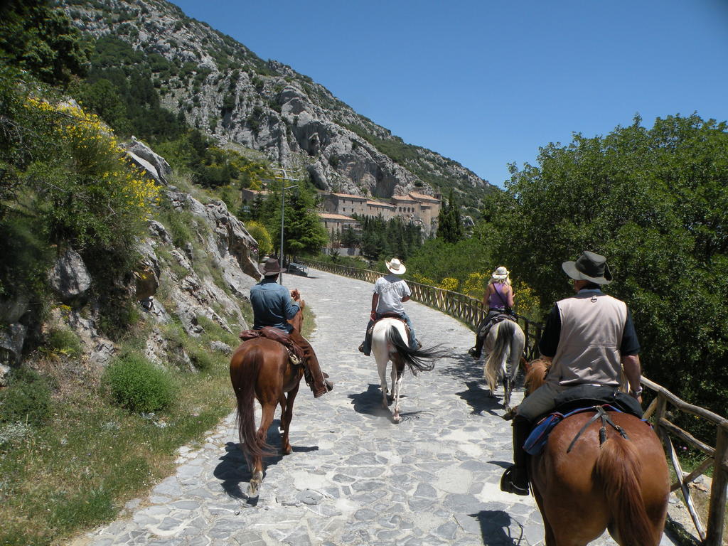 Montagne Rocciose Bed & Breakfast Frascineto Екстериор снимка