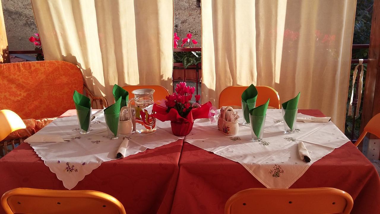 Montagne Rocciose Bed & Breakfast Frascineto Екстериор снимка